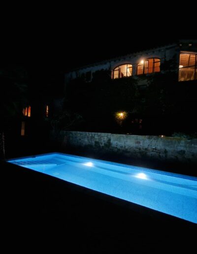 Piscina noche - Masía Mascarbó